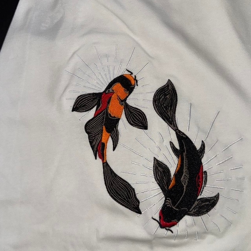 Irasuto Studios Kojin T-Shirt Optic White Embroidered Koi Fish Mens Medium NWT - Picture 2 of 7